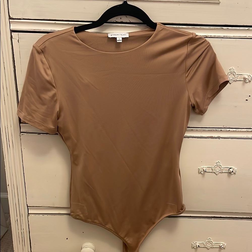 Gianni Bini Tan Asymmetrical Short Sleeve Bodysuit